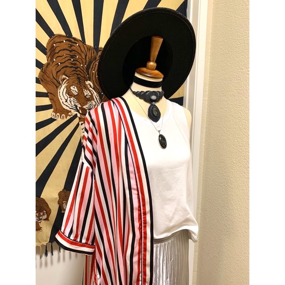 π Stylish modern distressed top - Picture 9 of 9